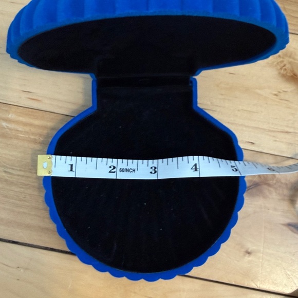 Velvet Blue Shell-Shaped Jewelry Box - Picture 3 of 3